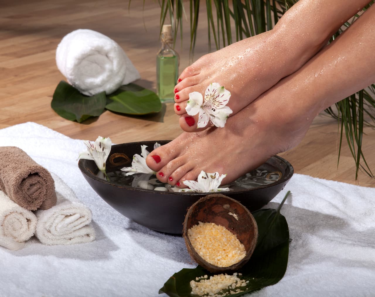 Desinflama los pies. Si al final del día tienes los pies hinchados de tanto caminar te recomendamos sumergirlos en una tina con agua tibia y cuatro cucharadas soperas de sal.
<br>
<br>Deja los pies sumergidos en el agua hasta que el agua se enfríe.