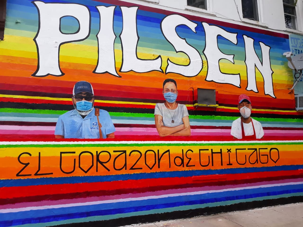 El mural se llama: 'El corazón de Chicago' en honor a tres trabajadores esenciales del vecindario.