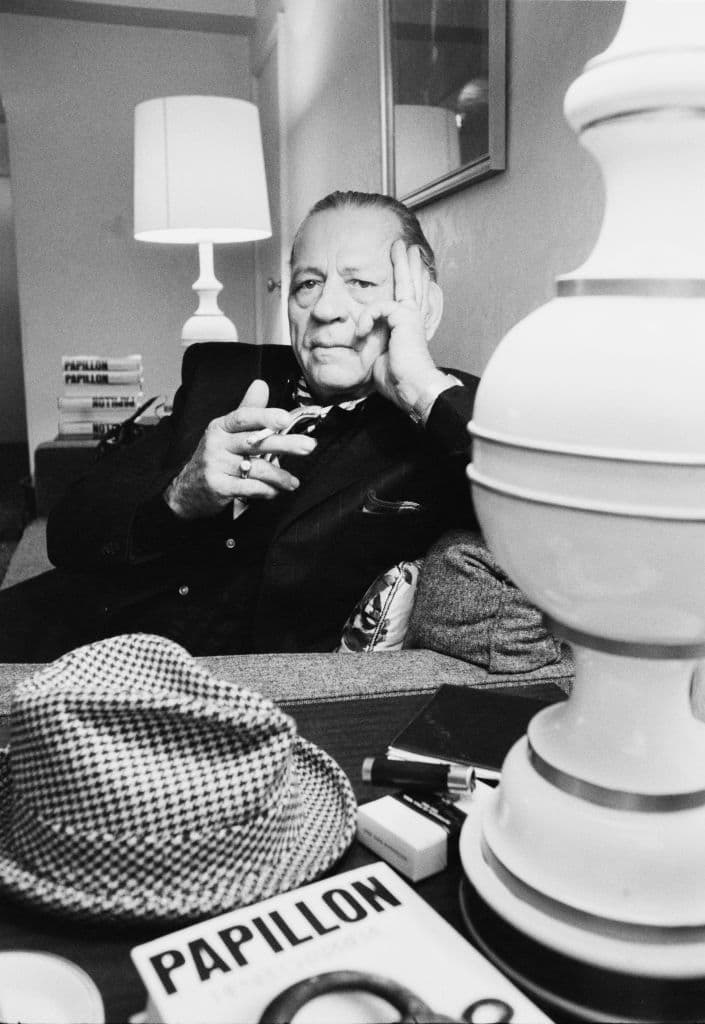 <b>Henri Charrière, el escape de la Isla del Diablo.</b> En 1931 el hombre nacido en Francia, también conocido como 'Papillon' por una mariposa tatuada en el pecho, fue condenado a 10 años de trabajos forzados en la isla de Cayenne, Guayana Francesa.
<b>En noviembre de 1933 escapó</b> junto a otros dos reclusos a bordo de un bote abierto. Juntos navegaron a la deriva durante casi 2,000 millas en el transcurso de cinco días antes de naufragar en Colombia. Charrière fue capturado y pasó un año más en prisión, luego fue liberado. En Venezuela escribió su autobiografía.