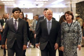 El gobernador de California, Jerry Brown (al centro), firmó un presupuesto para el año...