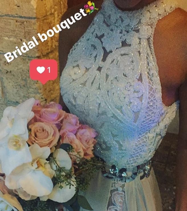 El bouquet de la guapa novia, de origen venezolano, fue de rosas naturales. Ella misma escogió los colores.