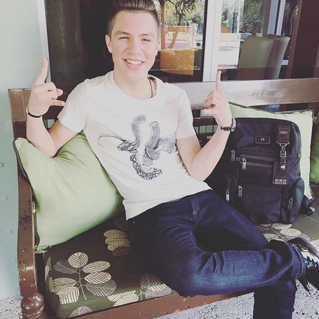 Desde temprana edad Jonatan tuvo un gusto por la música regional mexicana debido a que era el género que sus padres escuchaban en casa.