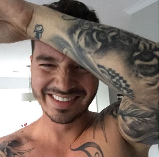 13. Y qué decir de su sonrisa, realmente es una de las más lindas y él sabe como fascinar con este encanto que también lo define.