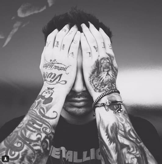 14. J Balvin no podría ser sin sus tatuajes, estas creaciones que adornan la piel del cantante enloquecen a sus fanáticas, y él se ve lindísimo con cada uno de los diseños en donde plasma partes inportantes de su vida.