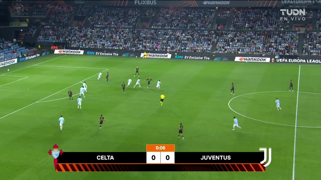 Arranca el partido y la pelota está en juego.