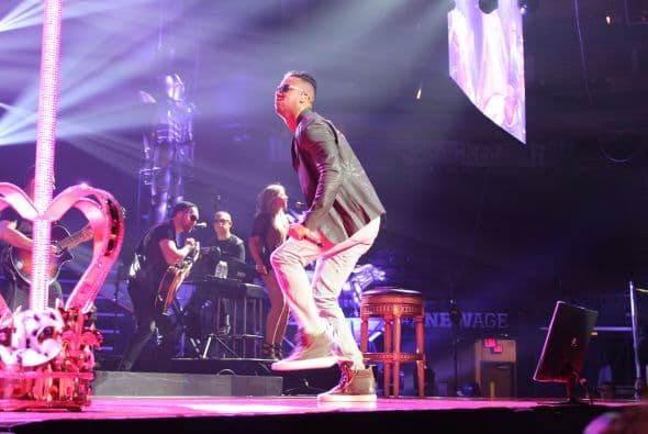 El Rey de la Bachata tuvo casa llena en el Toyota Center este miércoles, ve aquí las mejores imágenes de la noche.