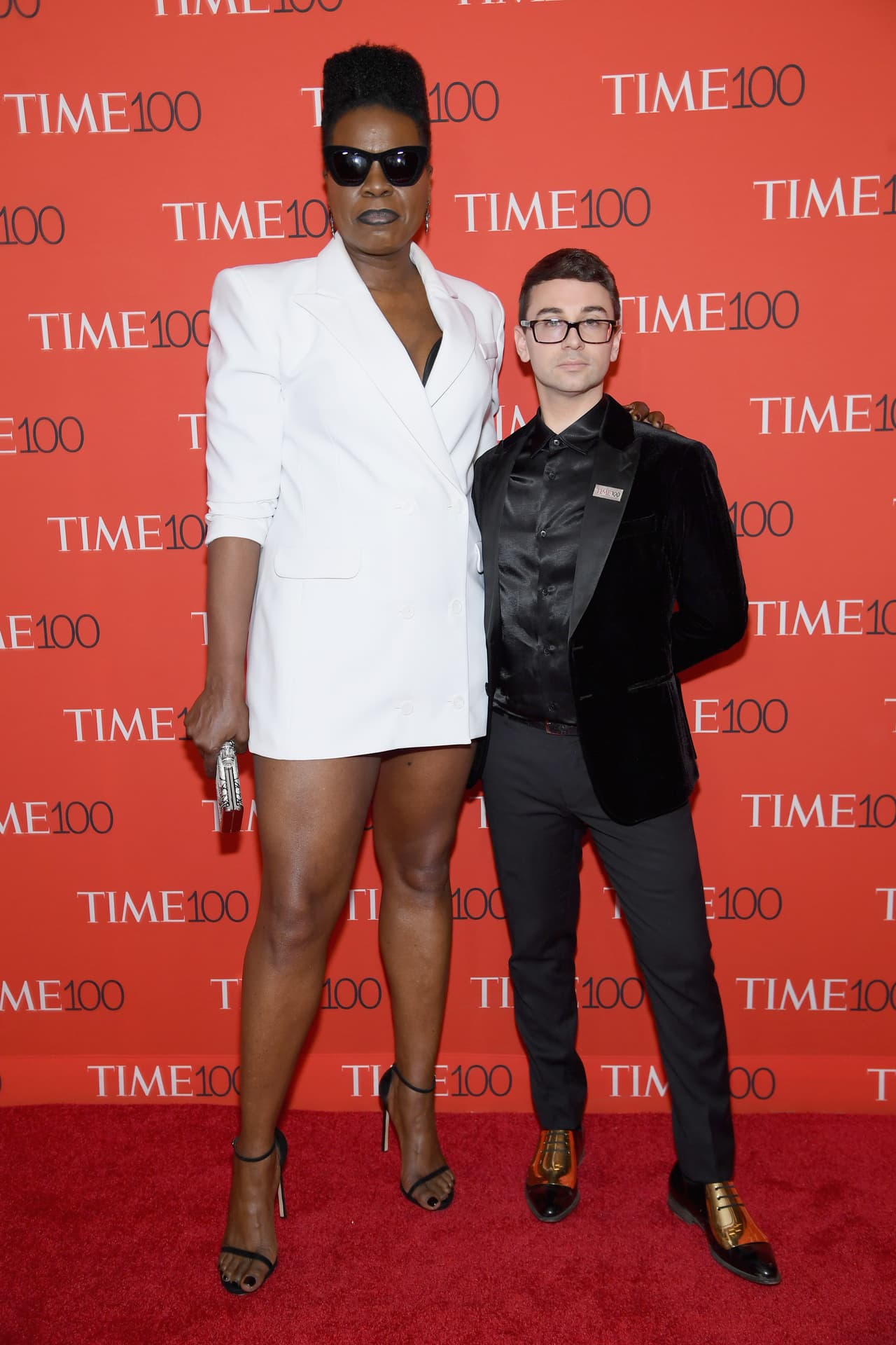 La comediante Leslie Jones, mega fanática de Jennifer López, llegó junto al diseñador Christian Siriano, quien formó parte de los 100 más influyentes. Jones
<b><a href="https://www.instagram.com/p/Bh_gWVhFC3b/?taken-by=theshaderoom"> se volvió loca gritando cuando JLo tomó el escenario</a></b>.