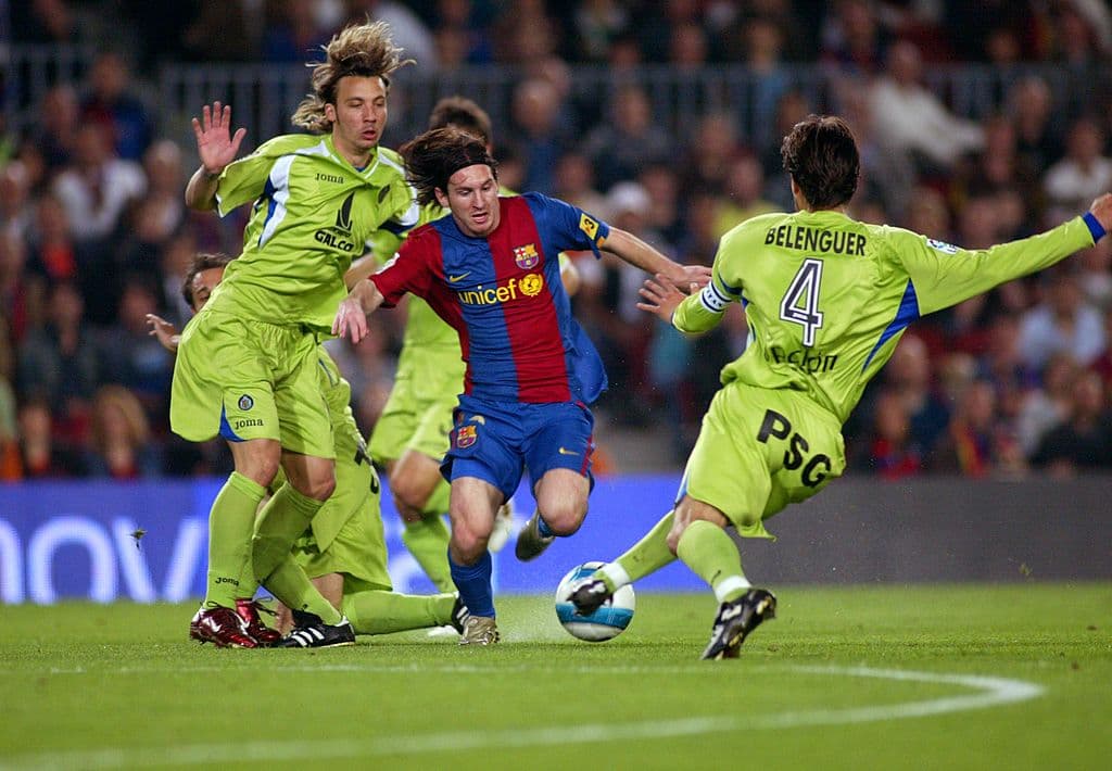 Por su capacidad y su estilo de juego, las comparaciones con Diego Maradona se hacían inevitables.
<br>En el 2007, el 18 de abril, Getafe visitó el Nou Camp y cayó 5-2, pero la noche de tiñó totalmente de Messi cuando el chico tomó el balón y dejó sembrados rivales por aquí y por allá para marcar un gol de leyenda, al más puro estilo del Diego ante Inglaterra en México 86.