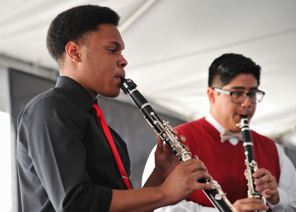 El programa YOLA “proporciona instrumentos gratuitos; hasta 18 horas a la semana de formación e instrucción intensiva después de la escuela; aprendizaje basado en conjuntos; desarrollo de habilidades para la vida en liderazgo, tutoría y comunicación; tutoría académica y preparación universitaria; y participación de los padres y la familia”, según su sitio oficial.