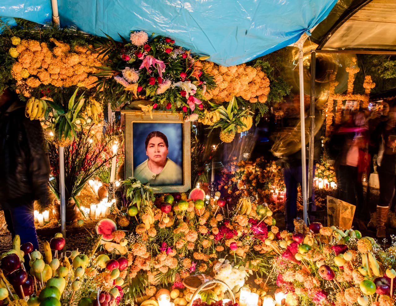 Las fotos de los difuntos son rodeadas de ofrendas y ante ellos la familia se reúne para honrar las vidas de los que se fueron antes.