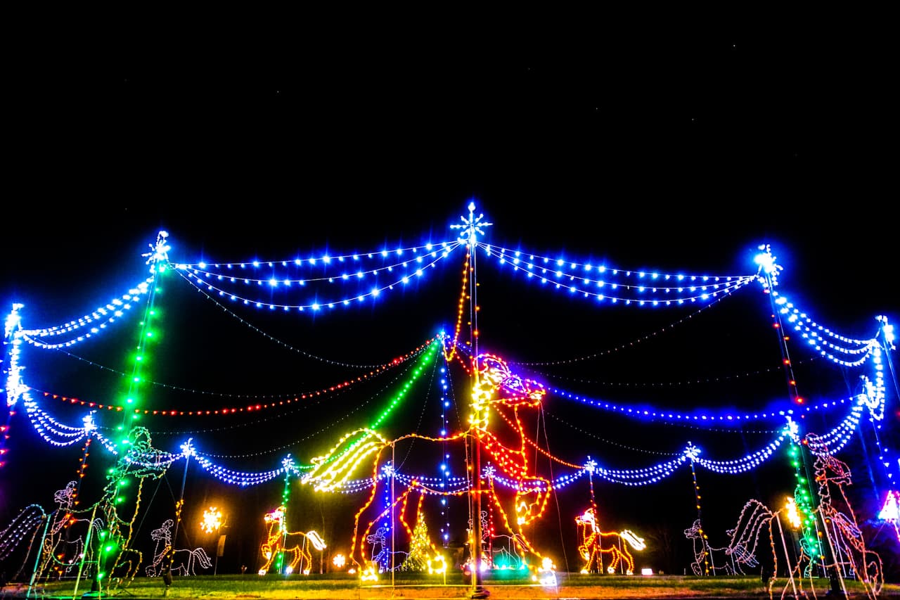 <b>Lakeside Lights Spectacular</b>
<br>
<b>Fechas</b>: 22 de noviembre al 15 de enero
<br>
<b>Lugar</b>: Margaritaville at Lanier Islands. 7650 Lanier Islands Pkwy. Buford, GA
<br>
<b>Sitio web</b>:
<a href="https://www.margaritavilleresorts.com/margaritaville-at-lanier-islands/attractions/margaritavilles-lakeside-lights-spectacular">https://www.margaritavilleresorts.com/margaritaville-at-lanier-islands/attractions/margaritavilles-lakeside-lights-spectacular</a>
<br>
<br>Da un paseo mágico a través de un increíble espectáculo de luces con música festiva de temporada.