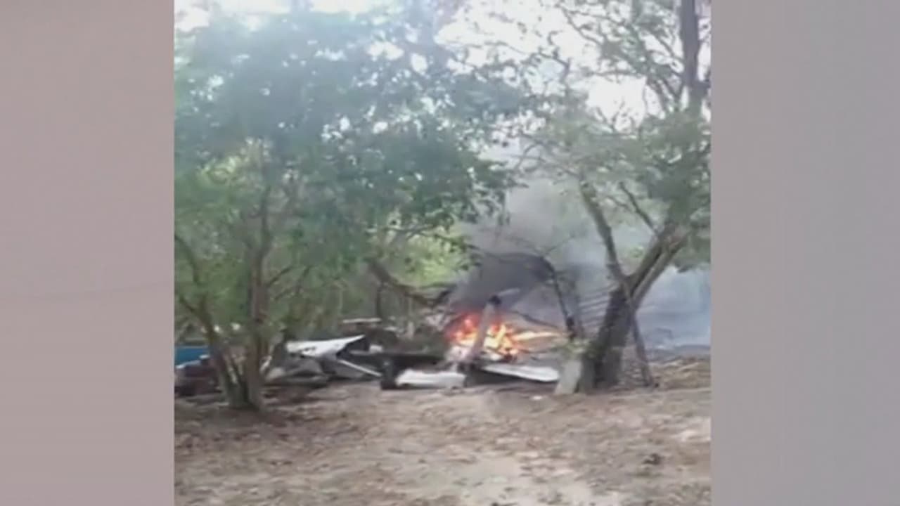 Avioneta se desploma en la parte trasera de una casa dejando a una persona muerta y dos heridas