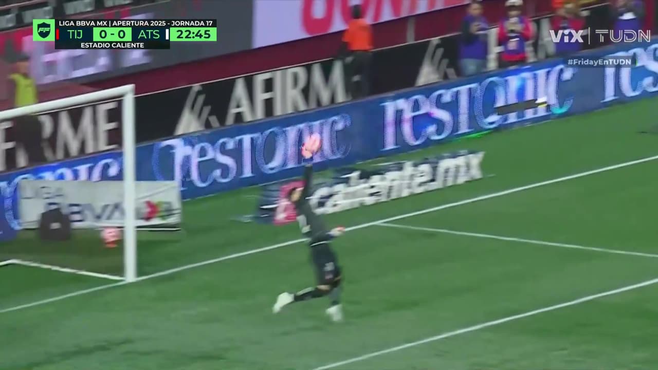 ¡Comienza el show de Camilo! ¡Le desvían la pelota y se inventa una brutal atajada!