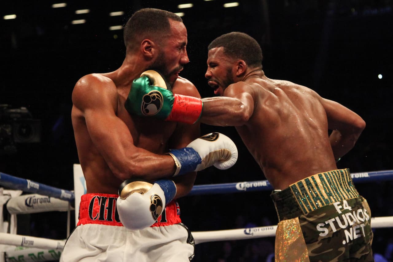 El combate fue férreo y ambos boxeadores se tiraban con todo, que aparentemente provocó que DeGale perdiera un diente.