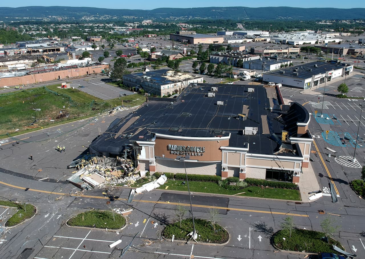 Esta imagen aérea muestra los daños sufridos por la librería Barnes & Noble en un centro comercial de Wilkes-Barre.
