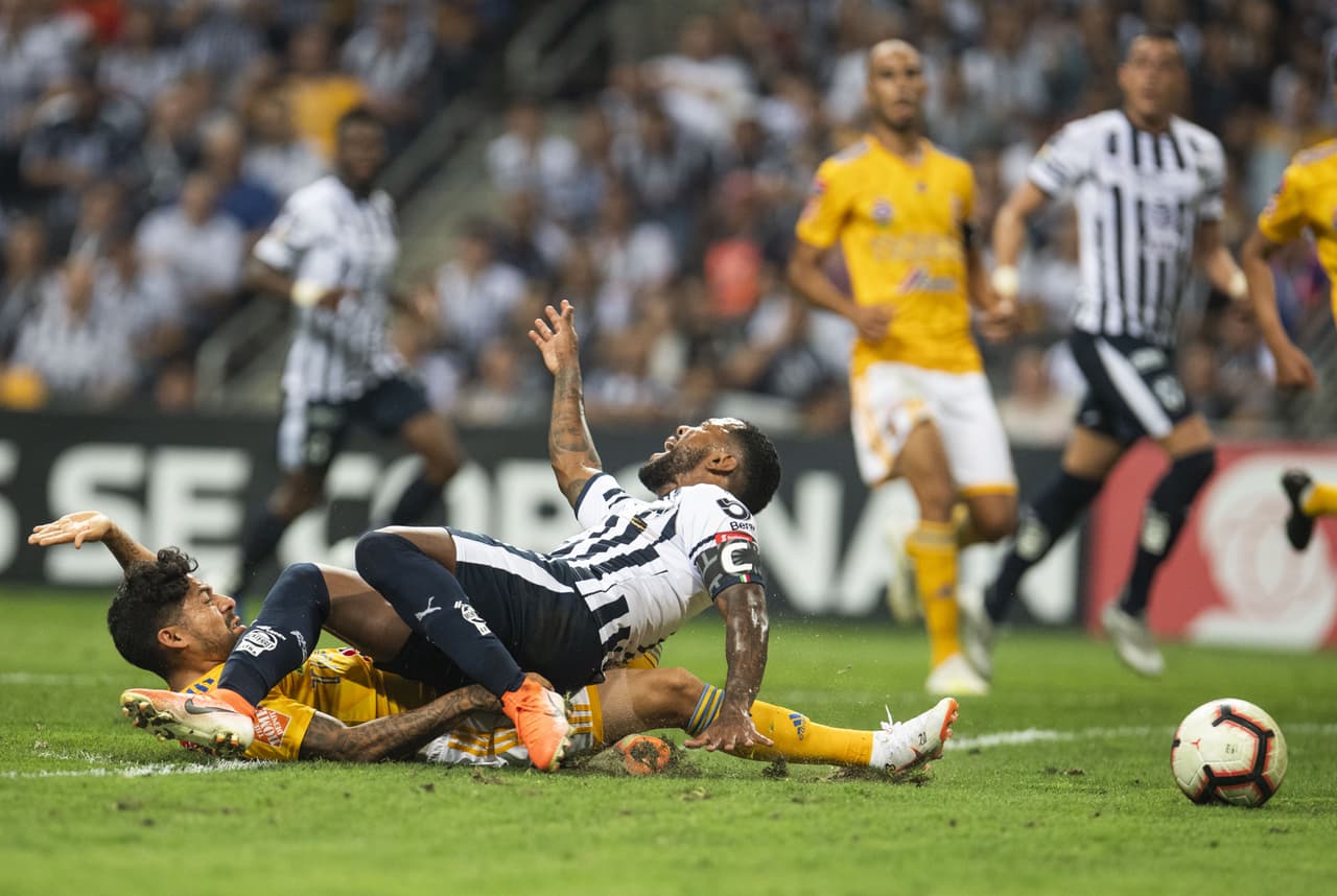 La disputa por el balón se iba haciendo cada vez más intensa. Choques, encontronazos, golpes, de todo empezaba a surgir.