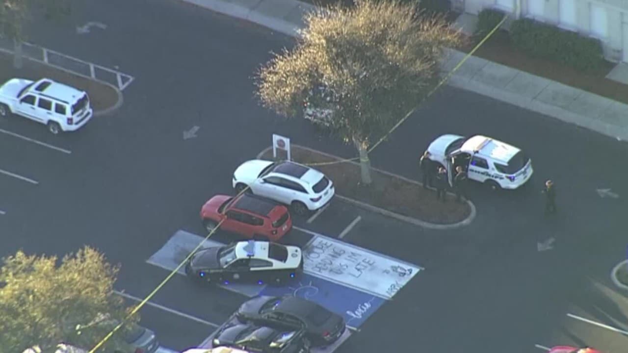 Maestro es arrollado y queda bajo auto en escuela de Pasco