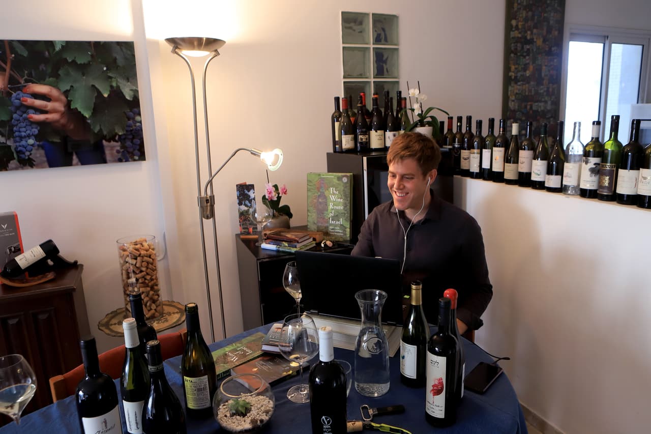 <b>Una cata de vinos virtual.</b> El enólogo israelí Guy Haran ofrece una presentación sobre la industria vinícola de su país utilizando Zoom. En la videollamada participaron decenas de expertos británicos, un evento auspiciado por la oficina de turismo israelí en Londres. 22 de abril. 
<br>