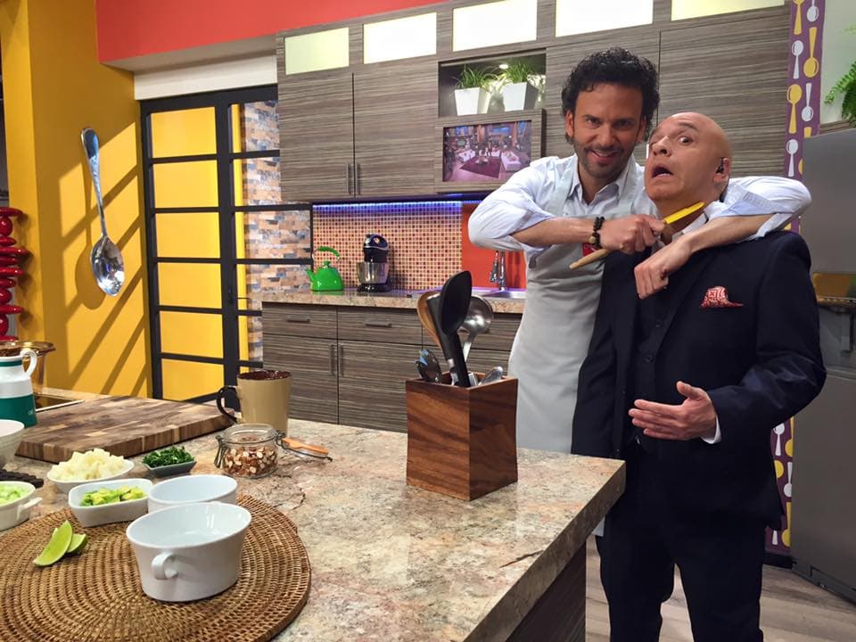 ¡Oh, Oh! Al Chef Oropeza no le gusta que se coman los ingredientes que va a utilizar para su receta.