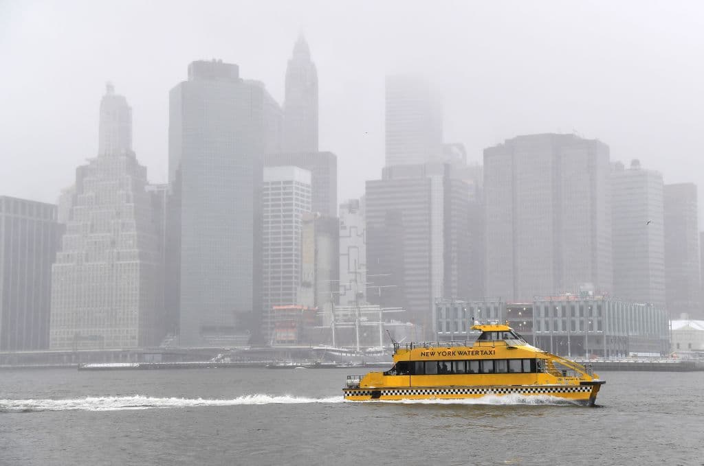 A medida que la jornada mostró que la intensidad de Stella iba reduciéndose, poco a poco el orden regresaba. Este martes en la tarde, un water taxi pasa bajo el Brooklyn Bridge.