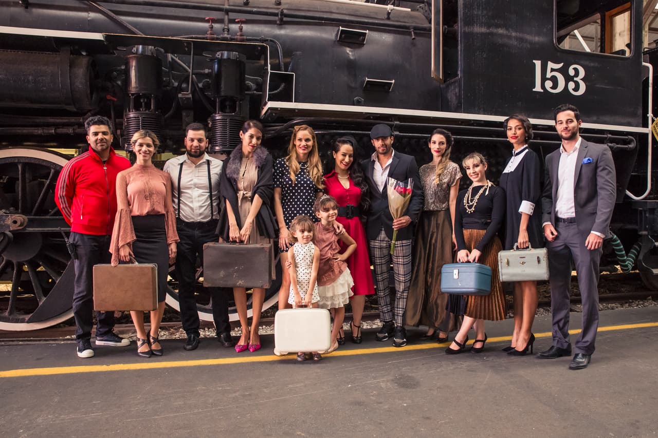 Para darle realismo al video, la cantante y los actores que participaron recurrieron a ropa de la época para recrear lo más fiel posible el momento.