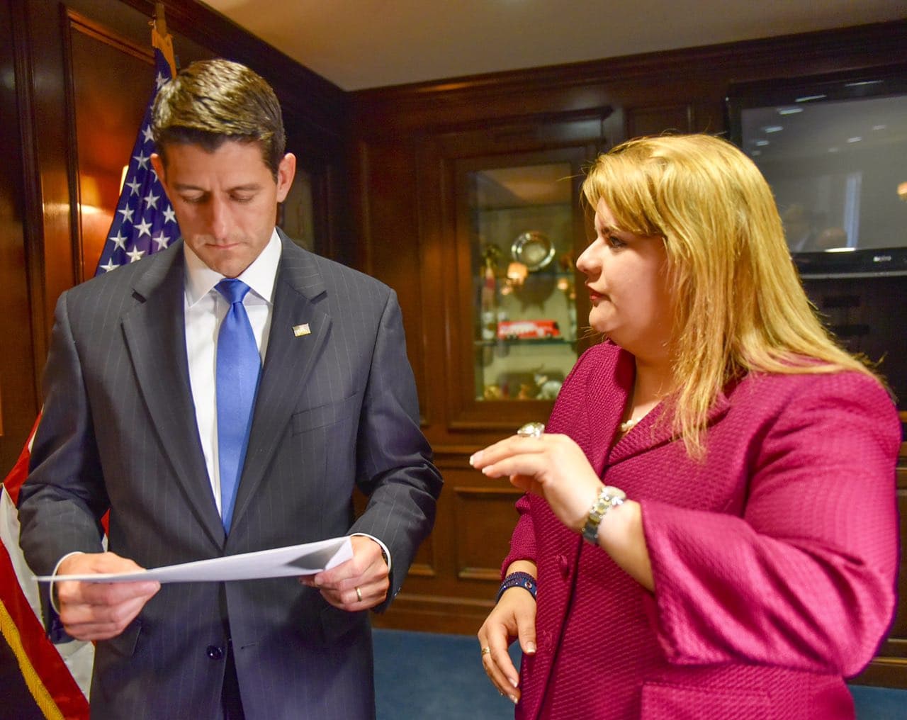 Jenniffer González entrega prioridades federales para la isla al presidente de la Cámara