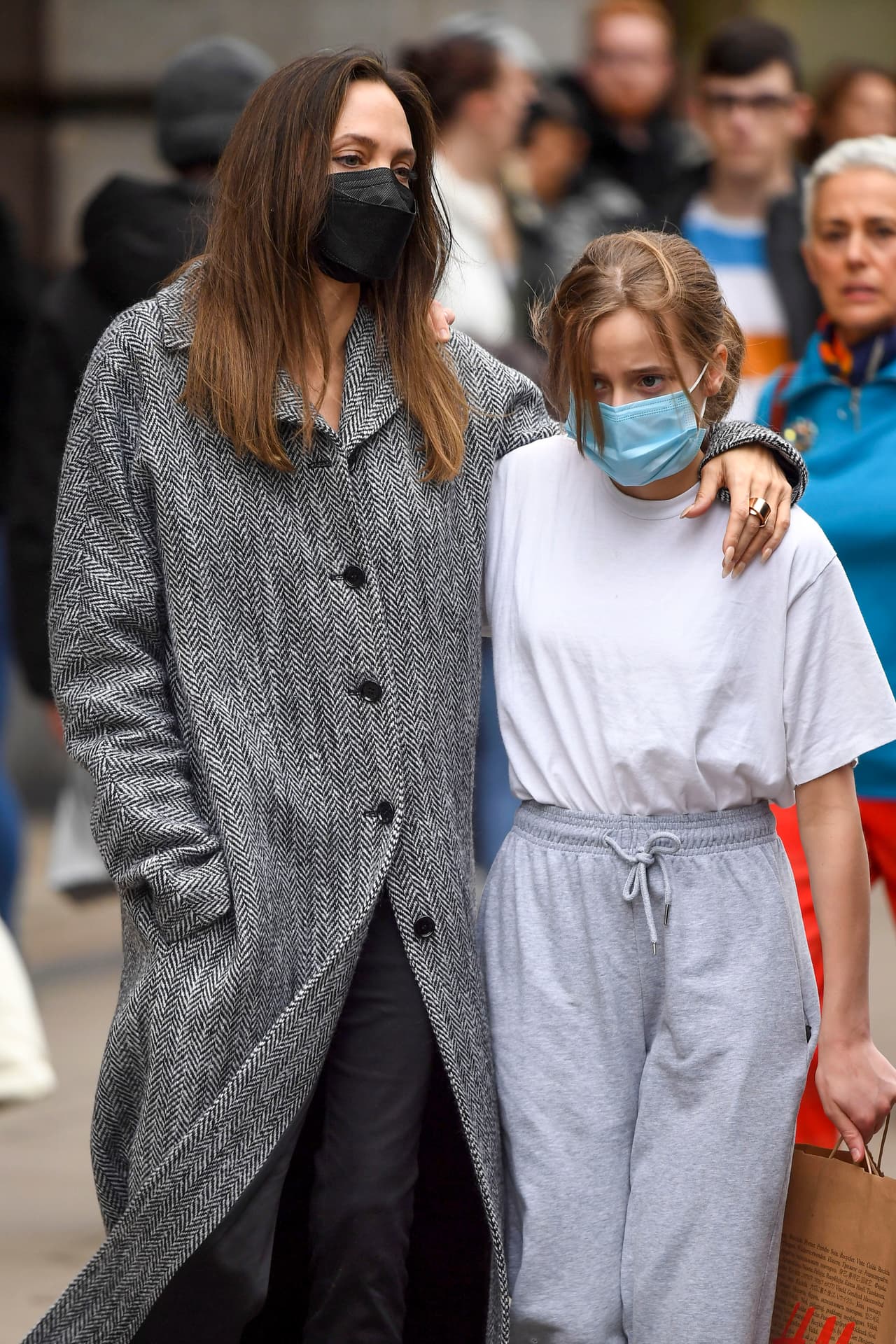 Aunque Vivienne ahora es ajena al espectáculo, sí ha acompañado a Angelina a varias alfombras rojas y fuera de ellas los paparazzi la han captado con ‘looks’ frescos y juveniles.