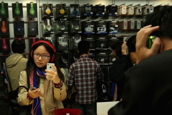 Las acusan de imponer abusivas condiciones laborales e, incluso, de emplear en sus fábricas a menores de edad.