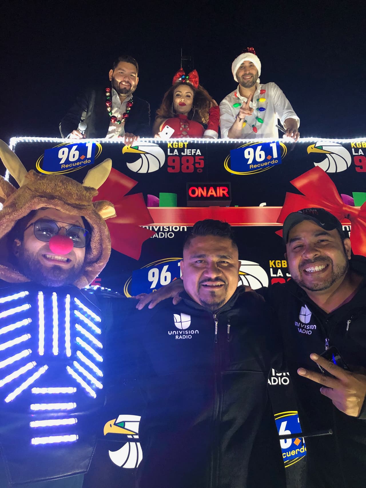 Y desfilaron junto a sus compañeros locutores de 
<b>Univision Radio</b> en McAllen.