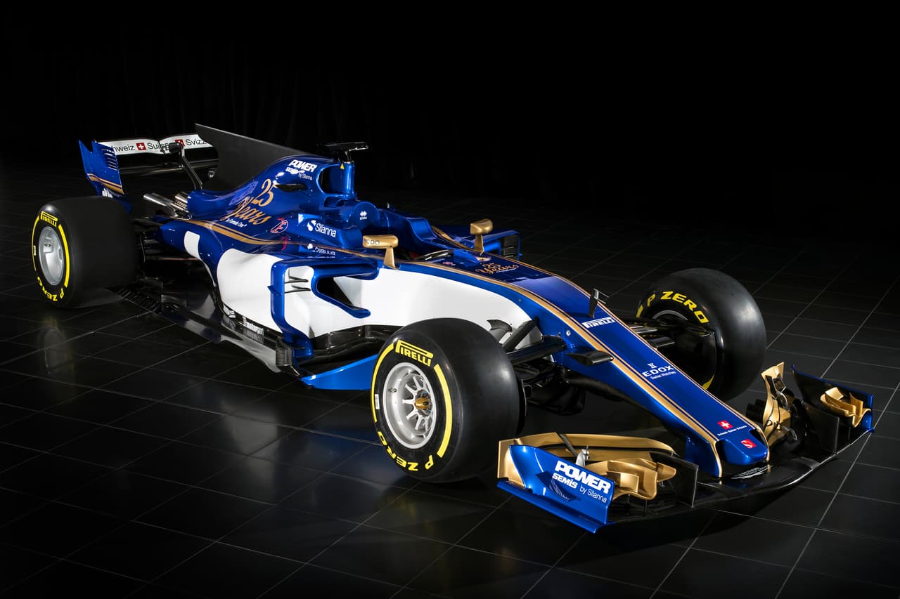 El equipo
<b>Sauber</b> de
<b>Fórmula 1</b> mostró cómo será su
<b>C36</b>, el modelo con el que transitarán la
<b>temporada 2017</b> de la categoría. El alemán
<b>Pascal Wehrlein</b> llegó a la escudería para ser compañero del sueco
<b>Marcus Ericsson</b>. Aquí vemos el bólido en imágenes.