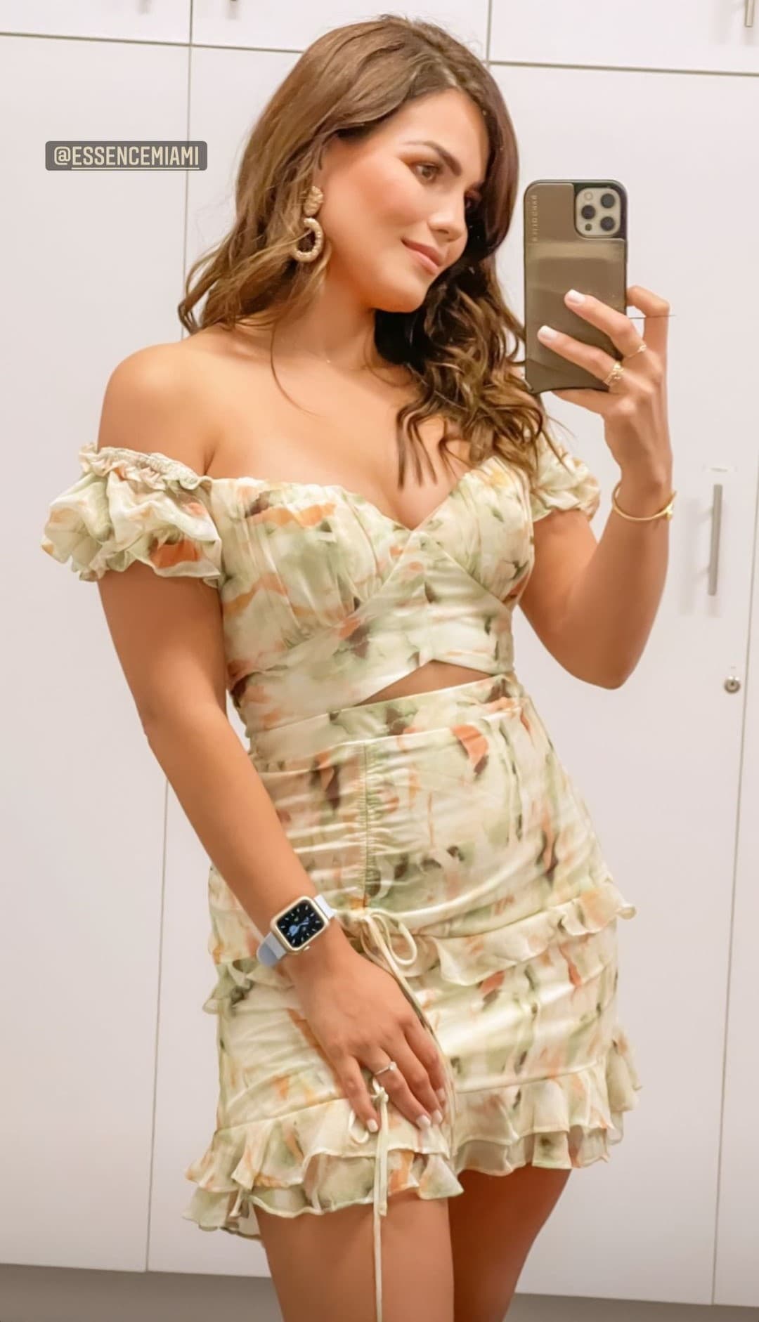 Tanto los fans como los compañeros de la también influencer de belleza esperan con ansias verla lucir una lucita de embarazo. Lo anterior tendrá que esperar un poco más, pues nuestra conductora quiere seguir disfrutando a solas el amor de Carlos Ponce.