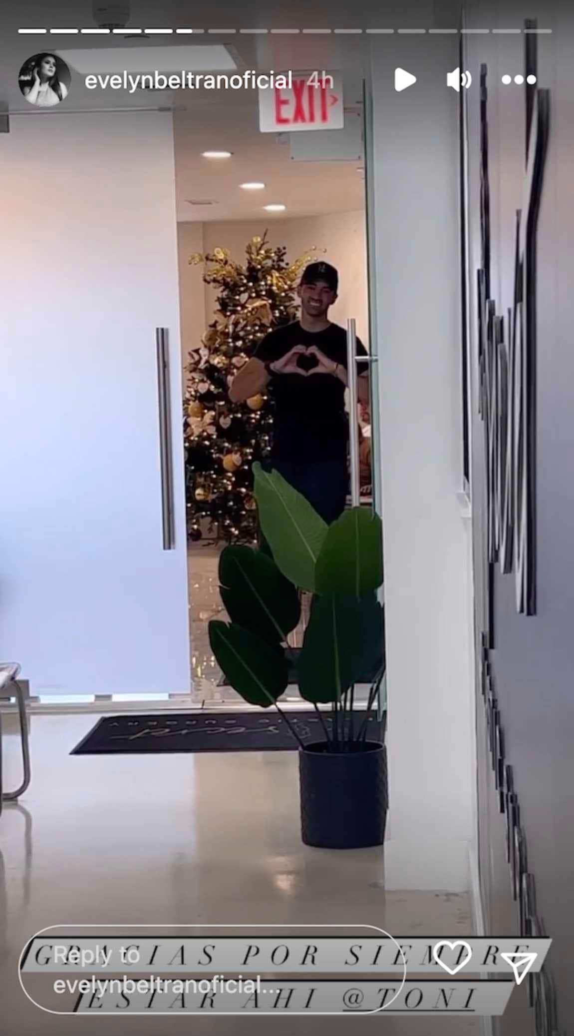 En esa ocasión, Toni Costa la acompañó a la clínica en donde se realizó el procedimiento: "Gracias por siempre estar ahí", le dijo ella en la red social. 
<br>