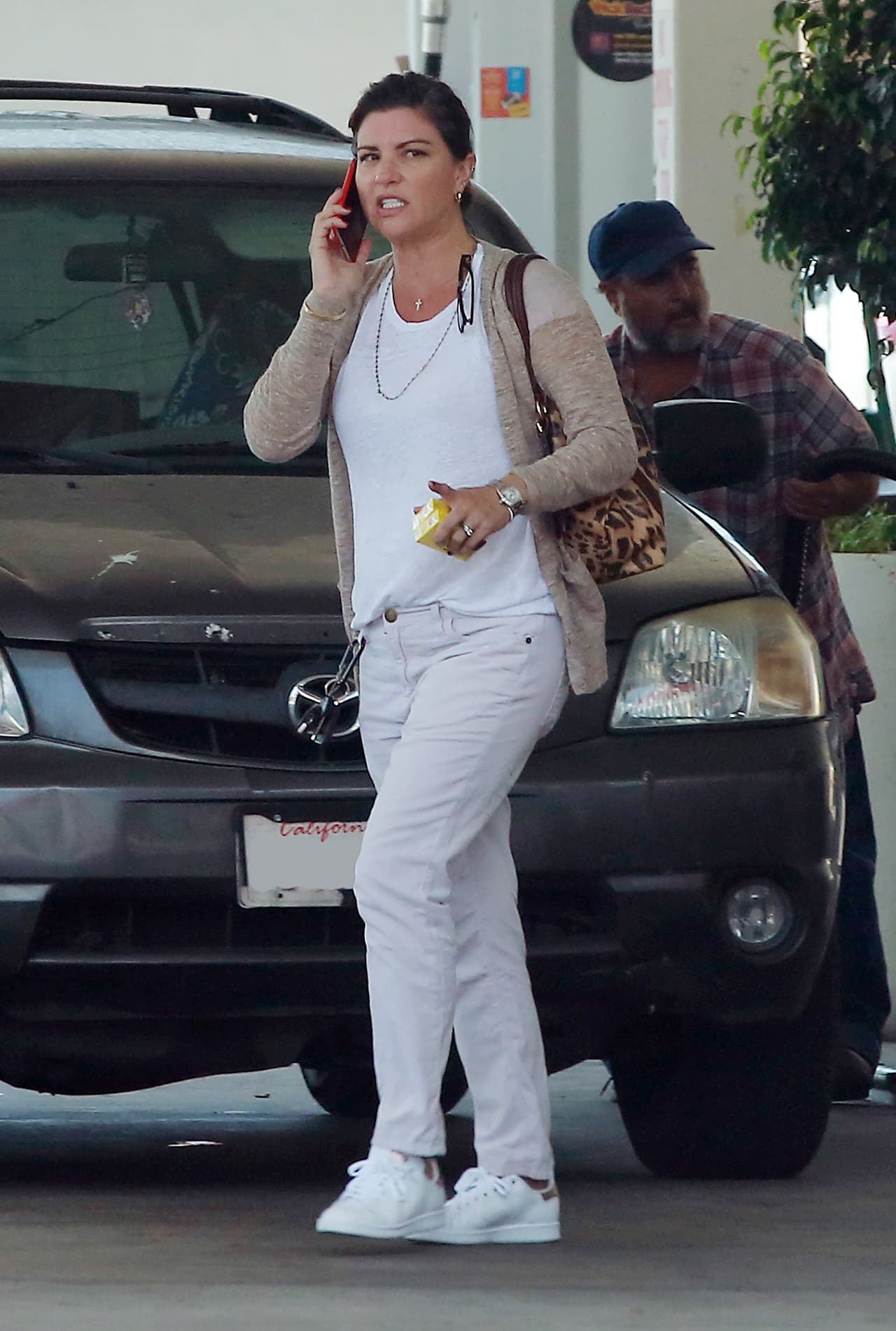 La asistente personal de Angelina, Holly Golean, ha sido captada entrando y saliendo de la mansión.