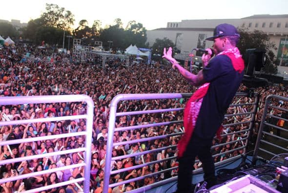 Kid Ink performed high above the crowd from the Coors Light stage! See exclusive pics of his high energy performance!