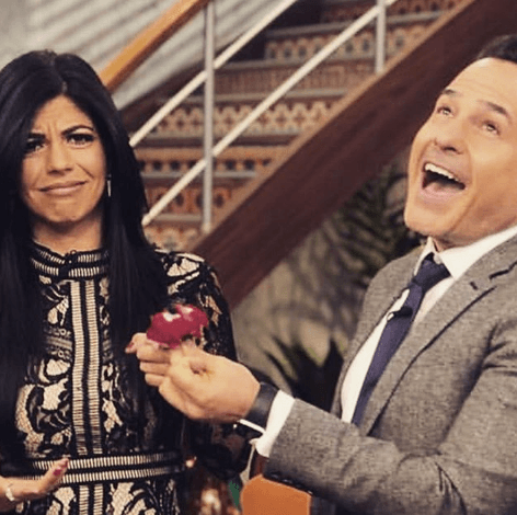 "Solo encontré una flor marchita para conquistar a Africa Závala y como ven por su cara de amor funcionó a la perfección", bromeó Carlitos.