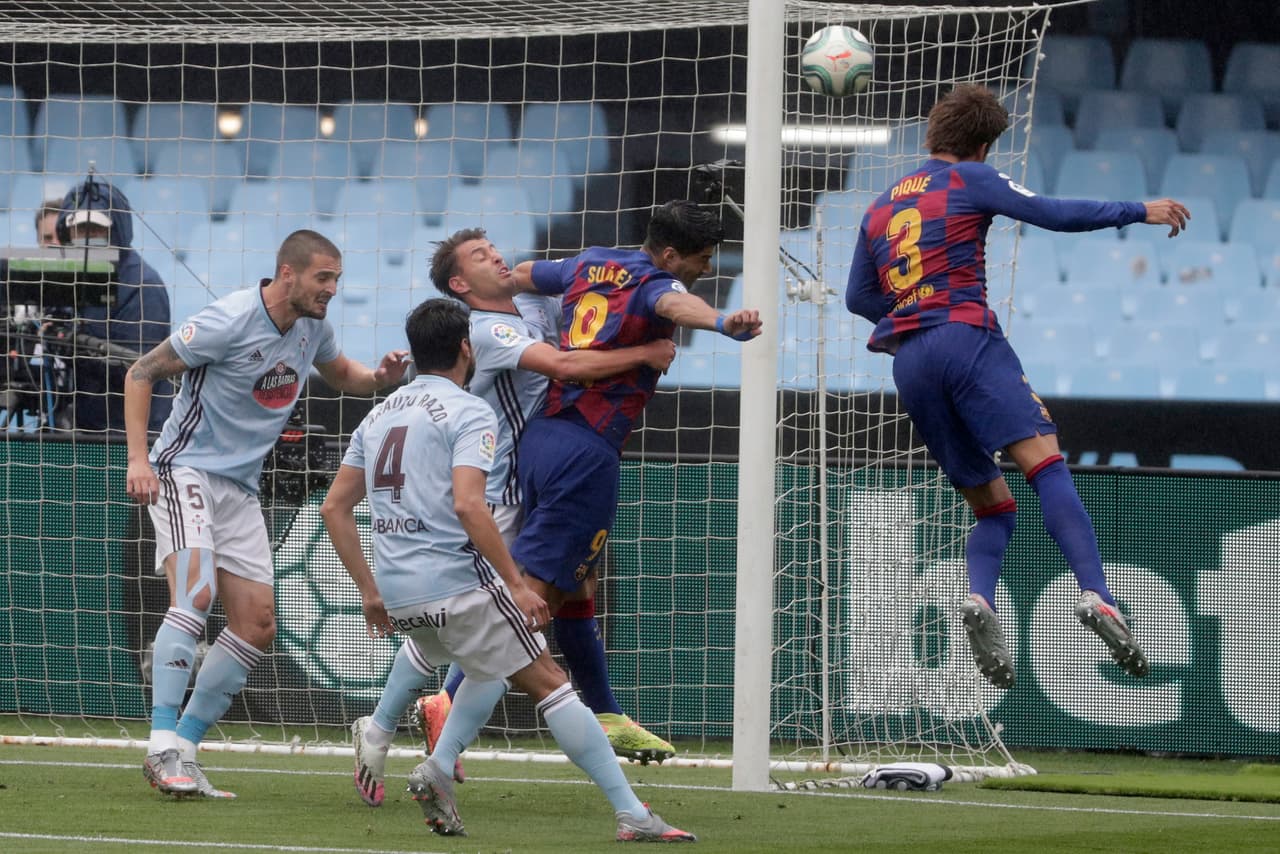 Gerard Piqué gana el remate en el saque de esquina y su cabezazo termina pegando en el travesaño y es rechazado por la defensa.