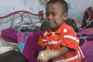 Foto del pequeño amordazado. Tomada de Twitter.