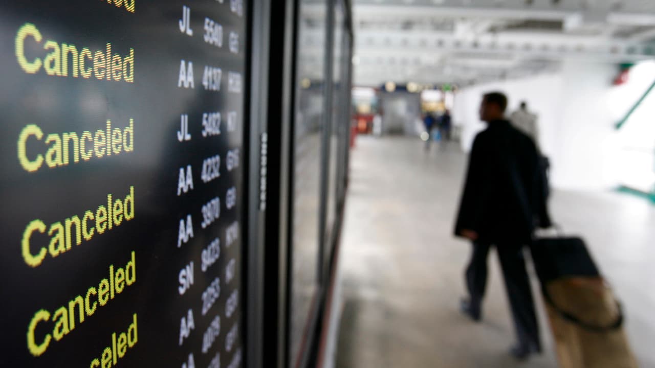 Continúa la ola de vuelos cancelados que afectan a miles de personas en el aeropuerto de Los Ángeles