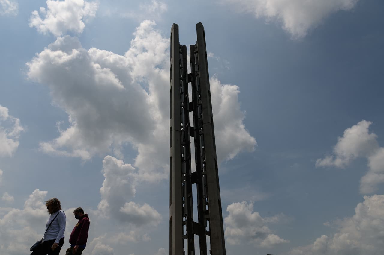 Hace veinte años esta semana, ocurrió uno de los días más oscuros en la historia de Estados Unidos: los ataques terroristas del 11 de septiembre de 2001. Se marcará con
<a href="https://www.nps.gov/flni/planyourvisit/conditions.htm" target="_blank">ceremonias, lecturas y reflexiones</a> para honrar a los que murieron y a los socorristas que continúan manteniéndonos a salvo.