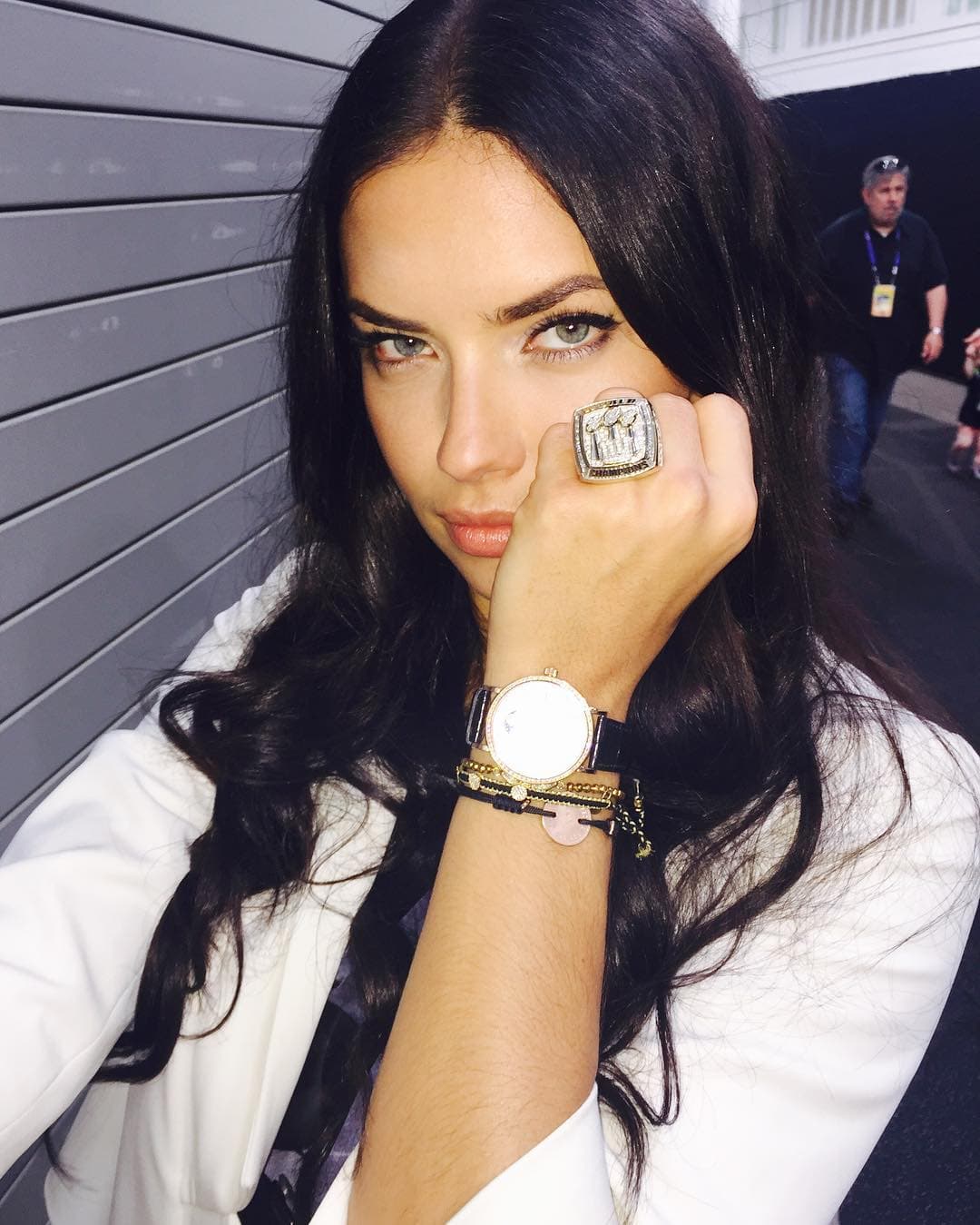 Adriana Lima mostrando sus diamantes en honor al Super Bowl.