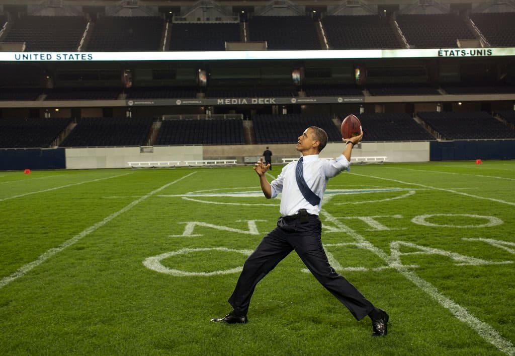 Barack Obama listo para ver el Super Bowl.