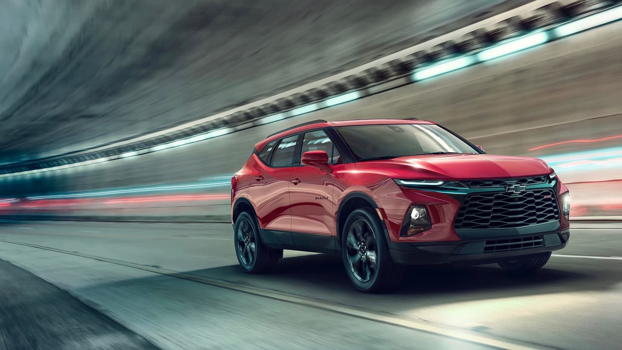 General Motors finalmente presentó una competidora en el mercado de las camionetas medianas con dos fiales de asientos, y para ello revivió uno de sus nombre más históricos: Chevrolet Blazer.
<br>
<br>La nueva Blazer cuenta con un estilo muy único, con líneas muy agresivas y atractivas y con un frontalq ue nos recuerda inmediatamente al reciente 
<b><a href="Conoce al rediseñado Chevrolet Camaro 2019" target="_blank">rediseño del Camaro</a></b>. Es obvio que la intención del equipo de diseño de la nueva Blazer fue dejar una gran impresión en la mente del público, que es exactamente lo que debían hacer ya que están llegando a un mercado lleno de grandes opciones como la Ford Edge, la Hyundai Santa Fe Sport, la Nissan Murano y la Jeep Cherokee.