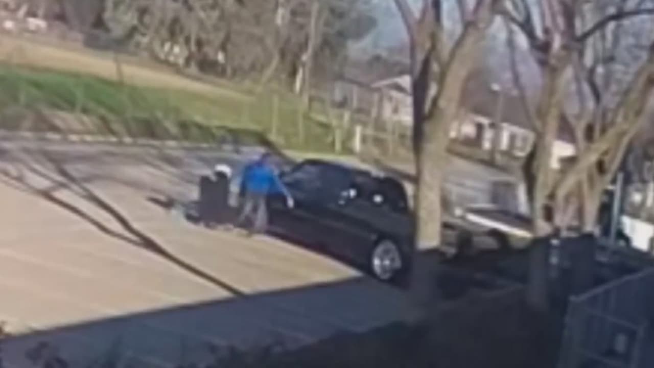 Video muestra a ladrón llevarse maleta cargada de artículos electrónicos de una escuela en Sanger