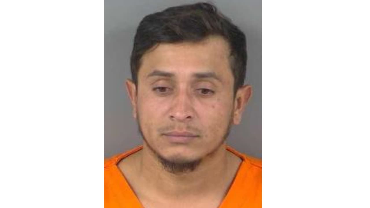 Luis Álvarez rescató a una niña en Florida que era atacada por un tiburón. Días después, ICE lo detuvo