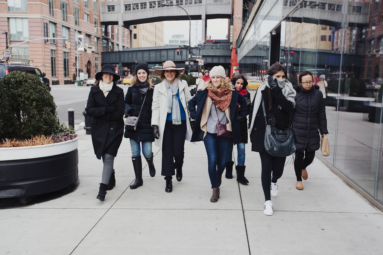 En los años 50 todos los señores en Nueva York salían a la calle con su pelo bien peinado y un sombrero. Esta prenda, sin embargo, con la informalidad imperante en la moda entró en desuso y desapareció del panorama. Hoy son los amantes de la moda, los que quieren darle de nuevo un lugar protagónico a tan noble accesorio.