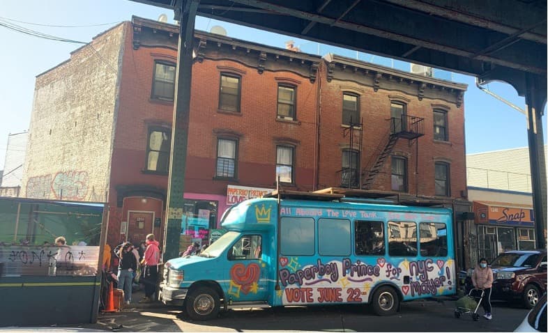 El autobús de Paperboy Prince Love, el activista local que organiza la distribución de alimentos frescos cada miércoles en 1254 Myrtle Ave.