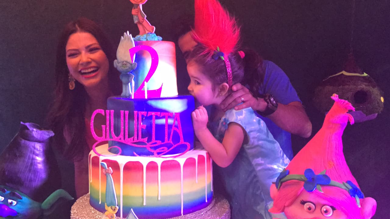 Al final, con ayuda de su papi, si le mordió.