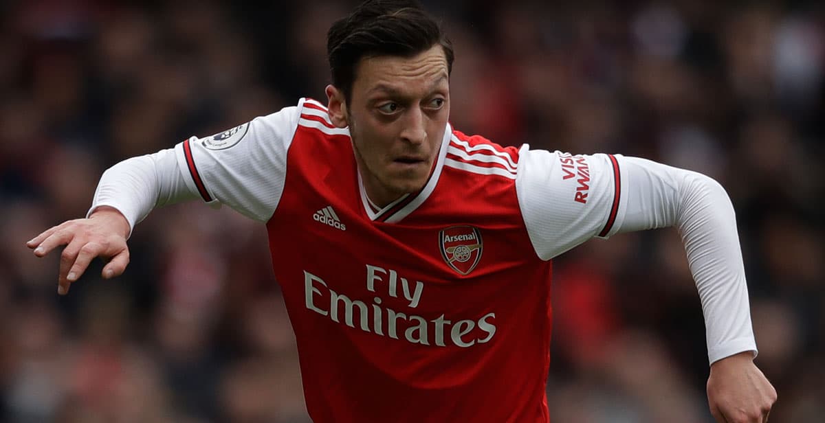 Mesut Özil se fue a Turquía y no jugó ante el Chelsea