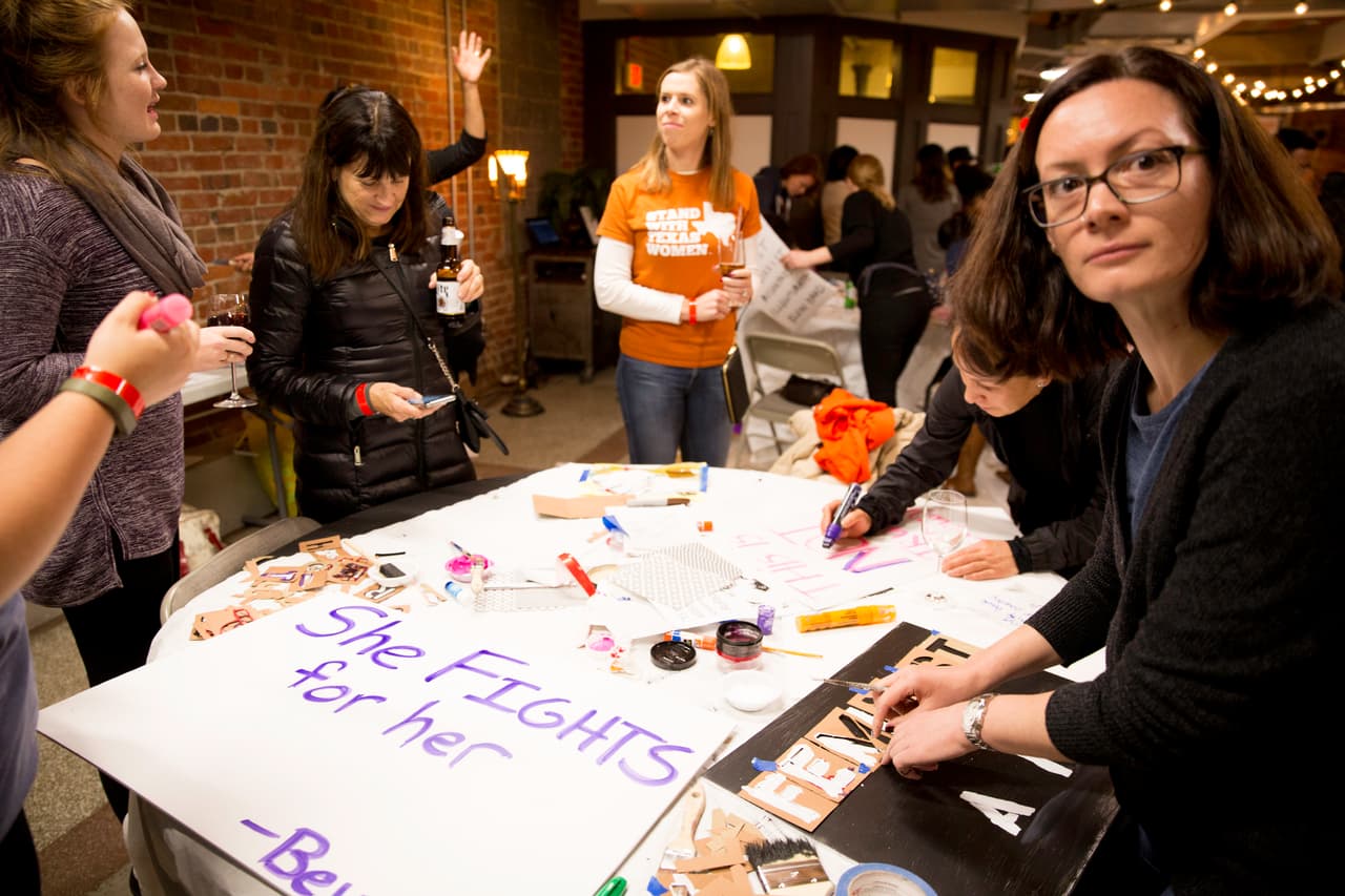 Las razones de estas activistas para marchar: que Trump acabe con la educación sexual