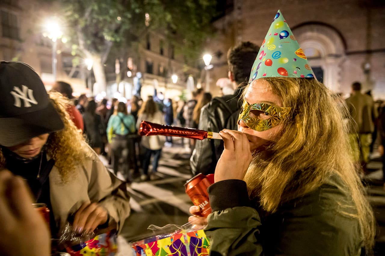 Miles de personas salieron a celebrar el fin del estado de alarma en ciudades de España. En Barcelona, la multitud se congregó en calles e hicieron fiesta.